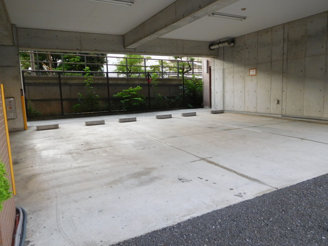 アネシス横浜 駐車場