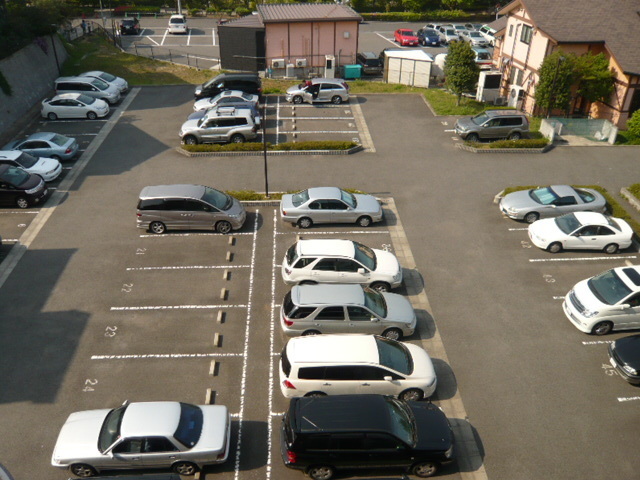 サンシャインヒルズ 駐車場