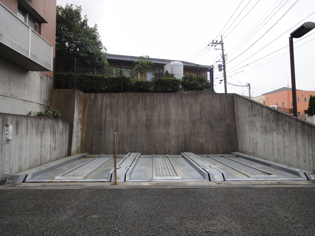 初音マンション 駐車場