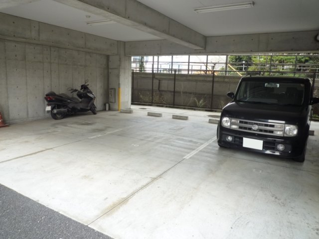 アネシス横浜 駐車場