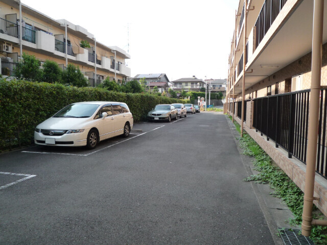 ハンプトンコート 駐車場