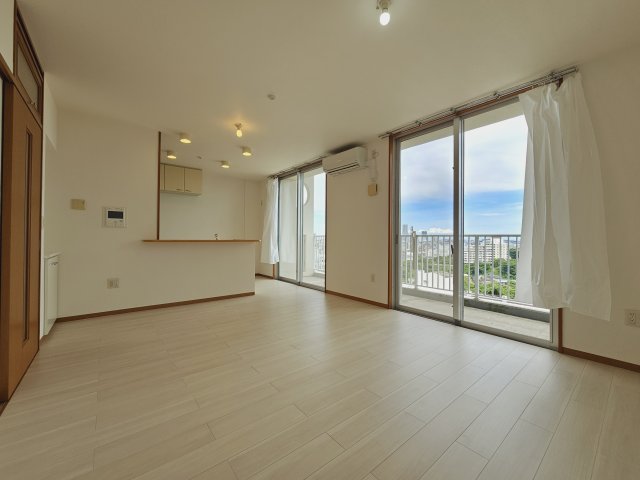 コンフォール仏向町 居間