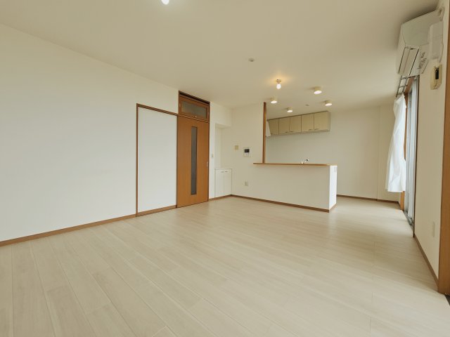 コンフォール仏向町 居間