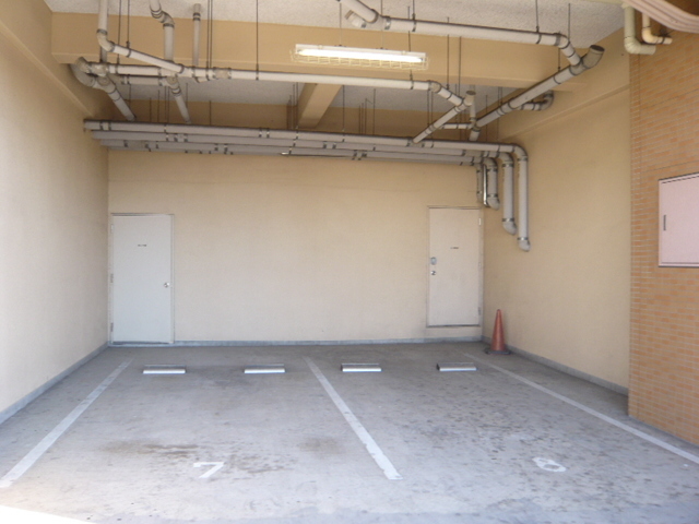 ヒルサイド森 駐車場