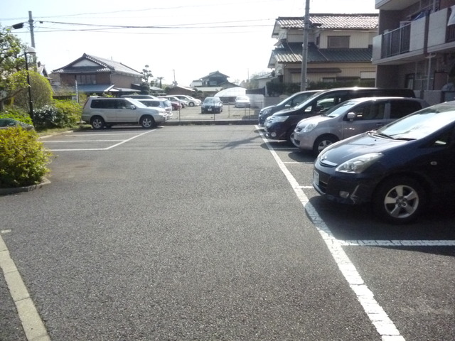 グラン・シャリオ中田北 駐車場