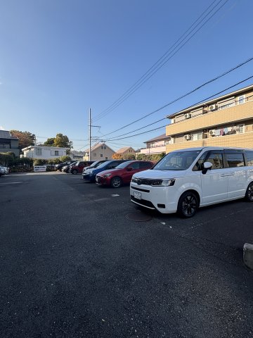 パインクレスト3号館 駐車場