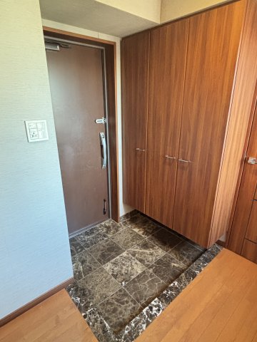 ロワール横濱レムナンツ 玄関