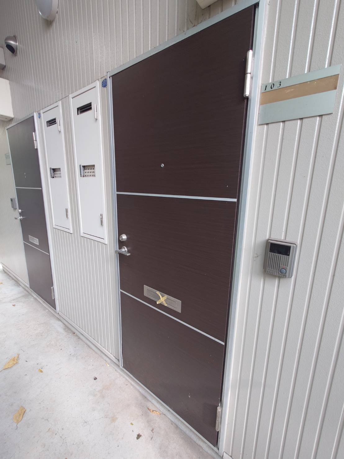 アザレ生麦A棟 玄関