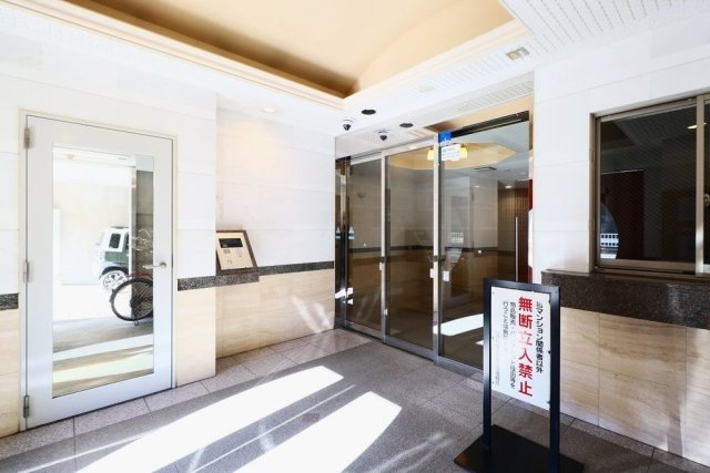 リブゼ横浜紅葉坂 エントランス